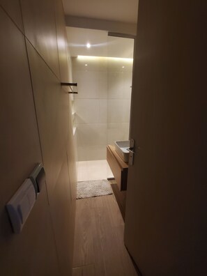 Douche, serviettes fournies, papier toilette