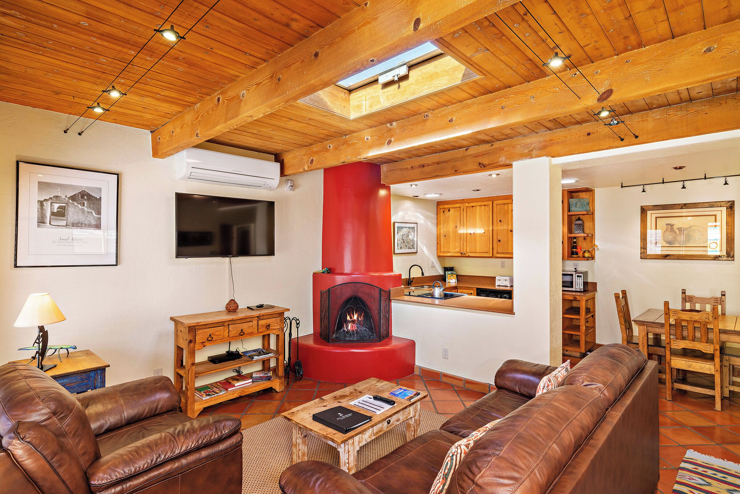 Smart TV, caminetto, lettore DVD, libri