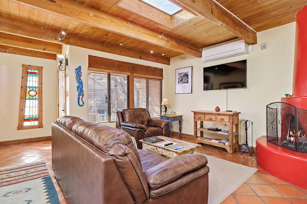 Smart-TV, Kamin, DVD-Player, Bücher