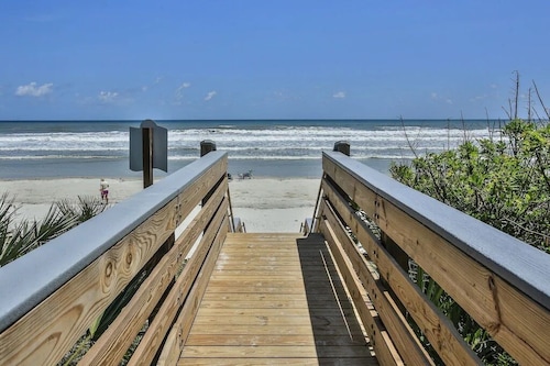 Remodeled Townhouse - 3 minute walk to beach - Great Location!