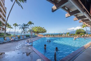 Utomhuspool och uppvärmd pool