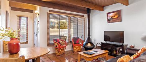 Smart TV, chimenea, reproductor de DVD y libros