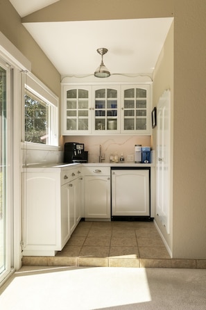 冰箱、微波炉、烤箱、炉灶