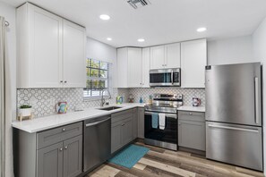 Refrigerador, microondas, horno y parrilla de estufa 