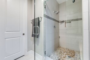 Dusche, Haartrockner, Handtücher, Toilettenpapier