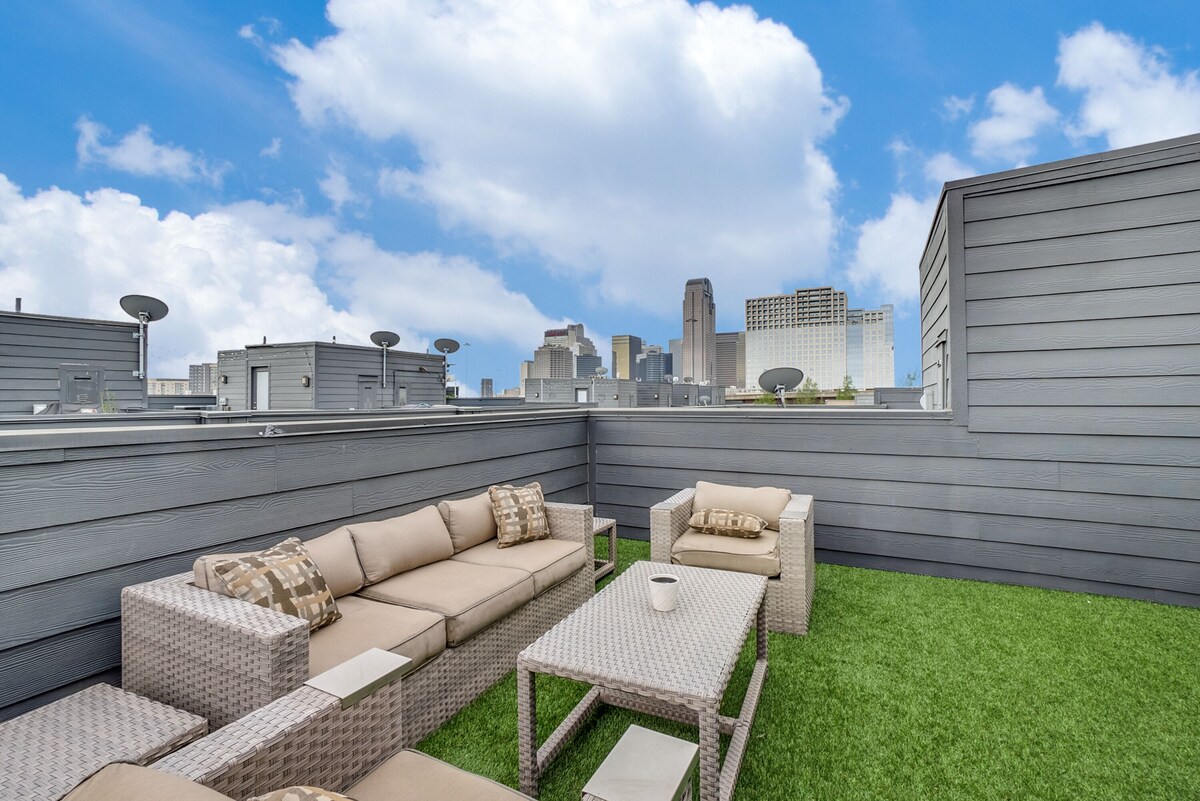 Skyline view of Downtown Dallas 3 story upscale home!