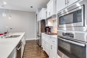 Refrigerador, microondas, horno, placa de cocina