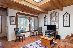 Smart TV, chimenea, reproductor de DVD, libros