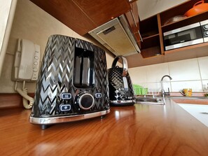 Mikrowelle, Ofen, Wasserkocher mit Kaffee-/Teezubehör, Wasserkocher