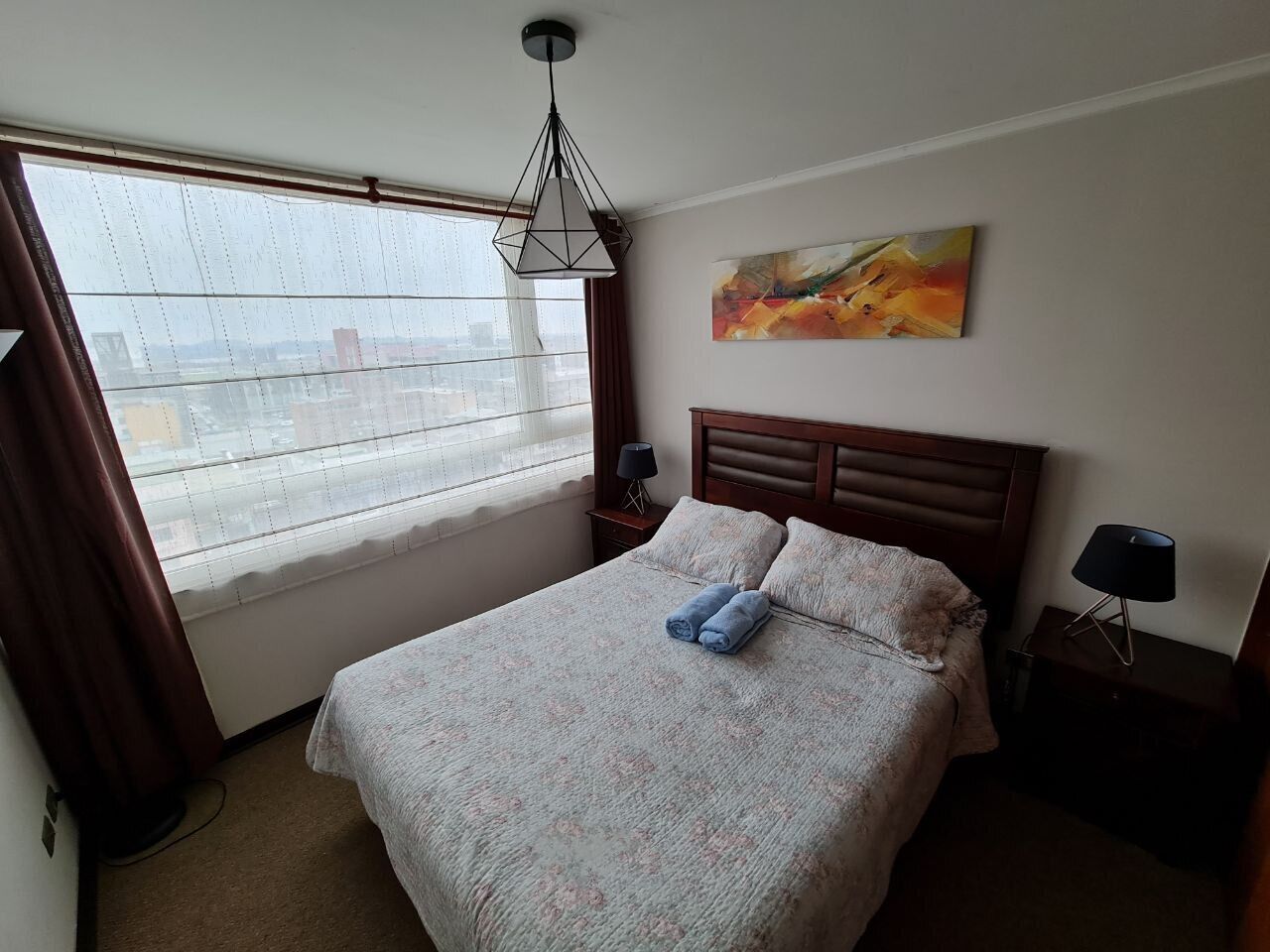 Tabla de planchar con plancha, wifi gratis y ropa de cama 