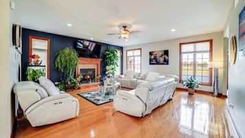 TV, fireplace