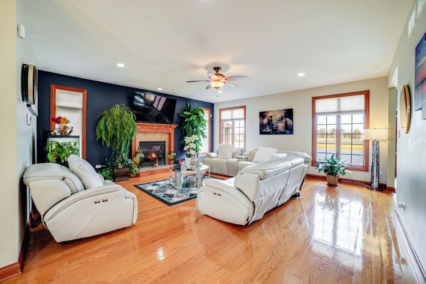 TV, fireplace