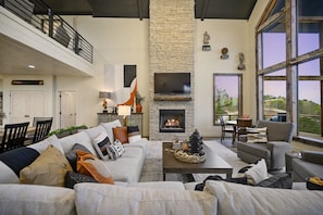 Smart TV, fireplace, video games, DVD player - Hell of a View! HotTub, Firepit, Games, Pets OK (Broken Bow)