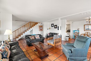 تلفزيون ذكي، مدفأة، مشغل دي في دي، كُتُب