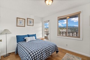 3 makuuhuonetta, työpöytä, silitysrauta/-lauta, ilmainen Wi-Fi