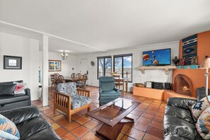 Älytelevisio, takka, DVD-soitin, kirjoja