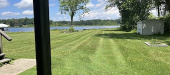 Laid back good vibes only country lake front minutes to shop,eat, things to do.