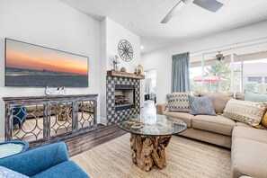 Smart TV, video games, books - Luxurious Beach House with Community Heated Pool & Pickleball+Golf Cart (Miramar Beach)