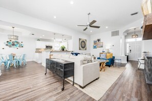 Smart TV, video games, books - Luxurious Beach House with Community Heated Pool & Pickleball+Golf Cart (Miramar Beach)