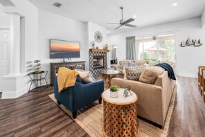 Smart TV, video games, books - Luxurious Beach House with Community Heated Pool & Pickleball+Golf Cart (Miramar Beach)