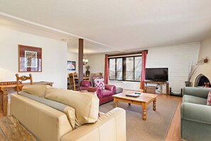 Smart TV, fireplace, DVD player, books - Fort Marcy 21 | Walk to Plaza | Kiva Fireplace | Full Kitchen | Hot Tub | Pool | 2 Levels (Santa Fe)
