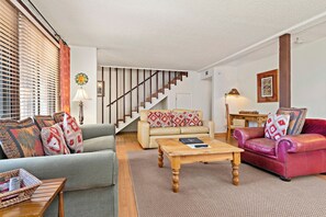 Een smart-tv, een open haard, een dvd-speler en boeken