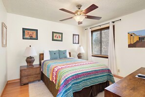 3 slaapkamers, een strijkplank/strijkijzer, gratis wifi, beddengoed