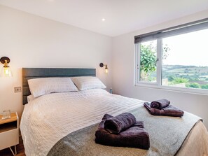 1 bedroom, free WiFi, bed sheets - Beautiful Lodge with outstanding views of the rolling countryside. (Grosmont, near Monmouth)
