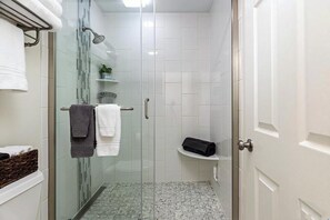 Ensemble douche/baignoire, sèche-cheveux, serviettes fournies