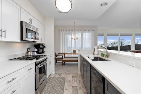 Fridge, microwave, oven, stovetop. Diamond Adventure at Wintergreen Resort *FULLY UPDATED*