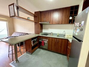 Kühlschrank, Mikrowelle, Ofen, Wasserkocher mit Kaffee-/Teezubehör