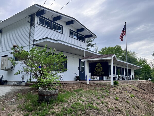 Vista frontal de la propiedad