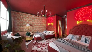 Habitación doble romántica, 2 camas matrimoniales, vista al lago | Decoración personalizada, muebles diferentes y escritorio 