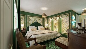 Habitación romántica, 1 cama King size, vista al lago | Decoración personalizada, muebles diferentes y escritorio 