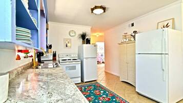 Frigorífic, microones, forn i placa de cuina