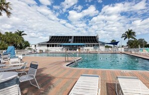 Piscine extérieure, piscine chauffée