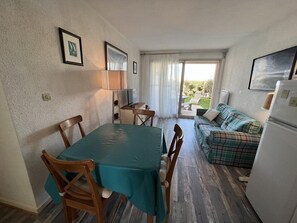TV - Ref 581 - Beautiful apartment on the ground floor a few steps from the beach (SOULAC SUR MER)