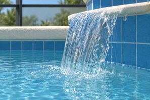 On voit clairement une piscine avec une cascade.