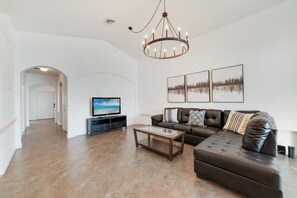 Smart TV, foosball, table tennis - Private Pool & Spa Only 8 mi to Disney! Gated Community (Kissimmee)