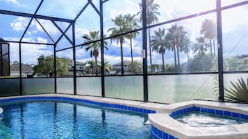 Una piscina al aire libre, una piscina climatizada