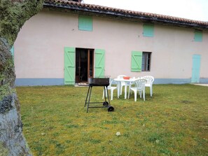 Outdoor dining - 6 Room apatement between forest and ocean (VIELLE ST GIRONS)