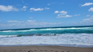 Una platja amb onades i un cel serè.