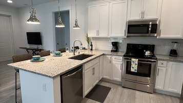 Refrigerador, microondas, horno, placa de cocina
