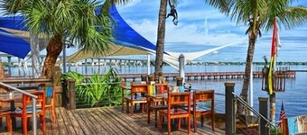 Luxe 2 Bedroom Retreat. 1 block from Inter coastal. Walk to riverfront park.