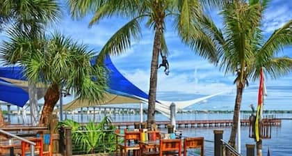 Luxe 2 Bedroom Retreat. 1 block from Inter coastal. Walk to riverfront park.