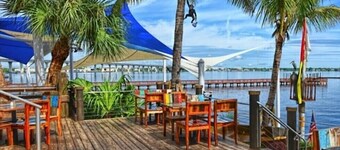 Luxe 2 Bedroom Retreat. 1 block from Inter coastal. Walk to riverfront park.