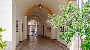 A corridor with stone flooring, arched ceilings, and a gate at the end. - Dante's house, in the historic center of Palermo (Palermo)