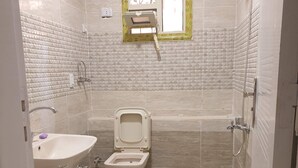 Ein Badezimmer mit Toilette, Waschbecken und Dusche.