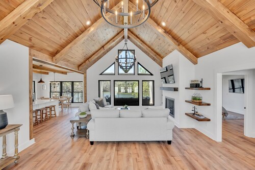 ~Beautiful New Home~Gorgeous Lake View~Sleeps 14~Private Dock~