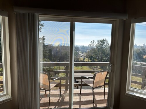 Modern Country Studio-5 Min. to Hiking Trails and Old Town Auburn. Private yard.